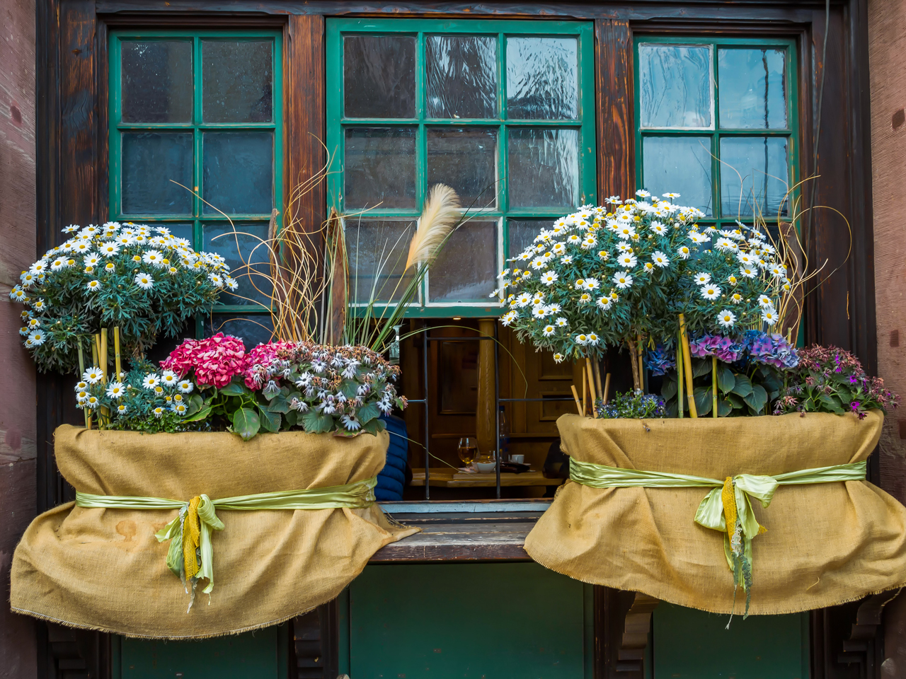 Usa i sacchi di juta per fiori per decorare