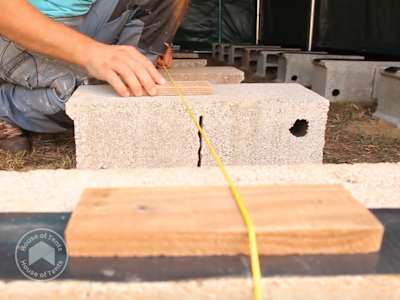 Levelling of breeze blocks
