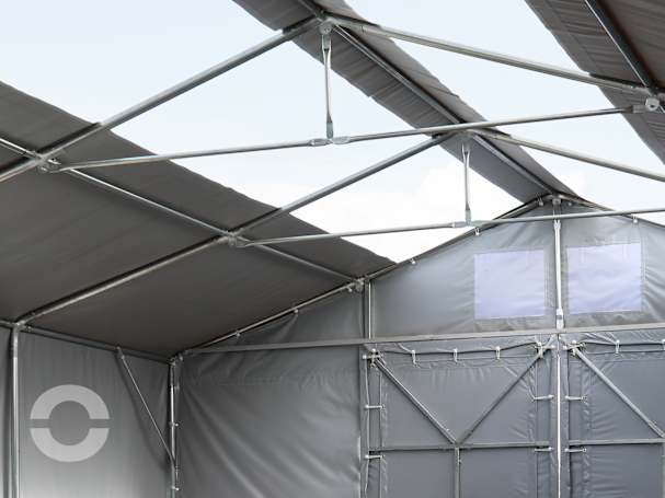 Innenansicht einer Zelthalle mit verzinkter Stahlkonstruktion und grauer PVC-Plane.