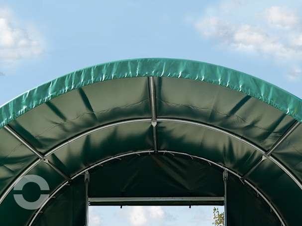 Innenansicht einer Zelthalle mit verzinkter Stahlkonstruktion und grauer PVC-Plane.