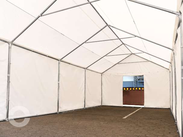 Innenansicht eines Lagerzelts mit verzinkter Stahlkonstruktion und weißer PVC-Plane.