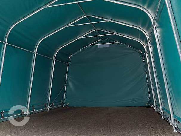 Innenansicht einer Zeltgarage mit verzinkter Stahlkonstruktion und grüner PVC-Plane