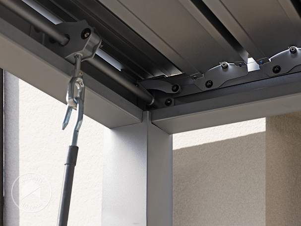 crank handle operation for louvered pergola