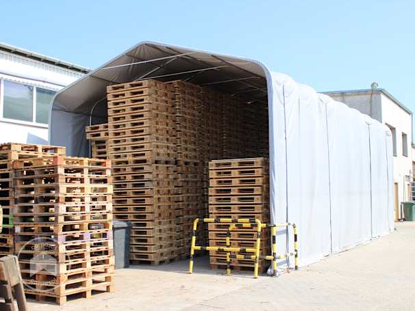 Carpa industrial con entrada alta para aprovechar el espacio