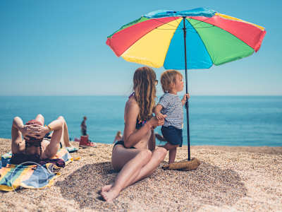 Familia en la playa con una sombrilla