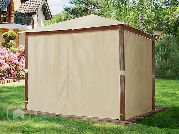 Cenador de madera con cortinas cerradas