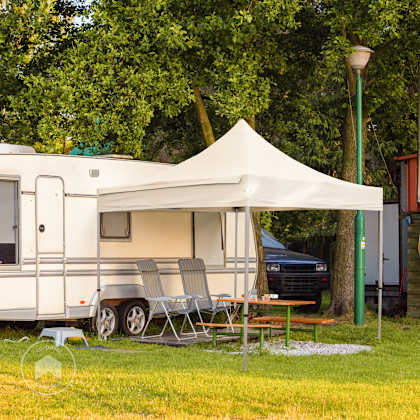 Una carpa blanca en un camping