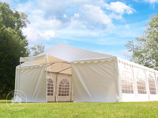 Entrada adicional montada en la carpa para fiestas blanca