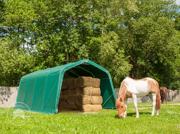 Carpa para forraje en un prado con un poni