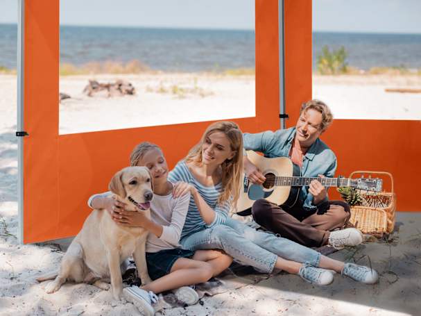 Familia bajo una carpa en la playa