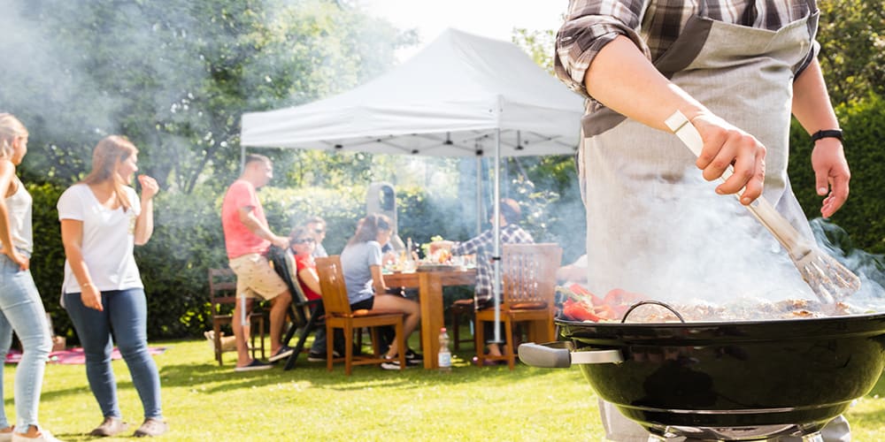 Accessoires barbecue : pince, spatule, tablier