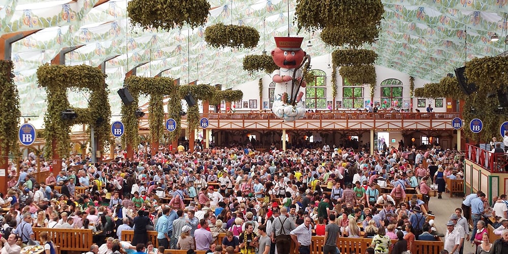 Fête de la bière sous une grande tente