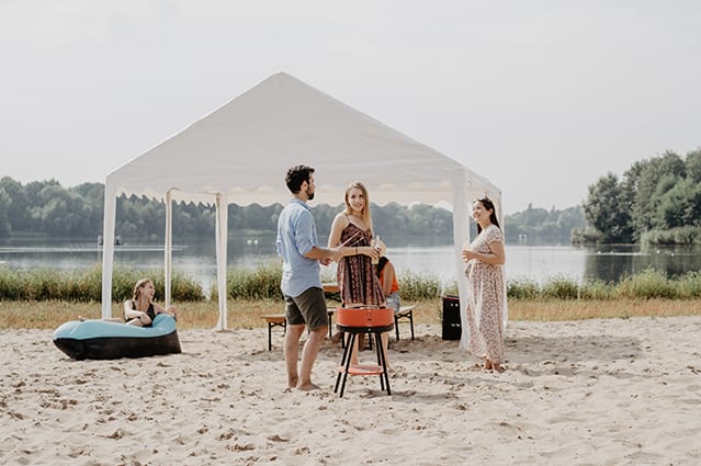 Barbecue entre amis avec une tente de réception