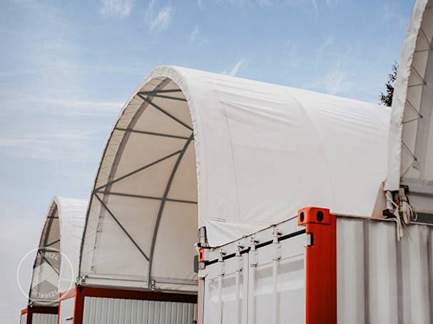 abri sur contenair blanc