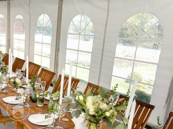 Table de mariage dans une tente de mariage