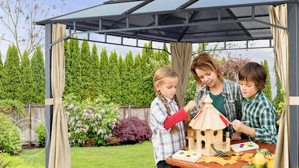 Artisanat d'art dans le tonnelle du jardin