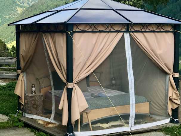une tonnelle de jardin pour un glamping chic
