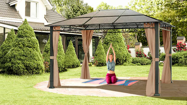 Yoga dans le pavillon du jardin