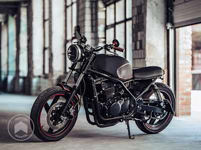 Garage fixe comme abri pour moto