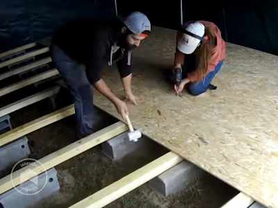 Pose des planches de bois sur les parpaings