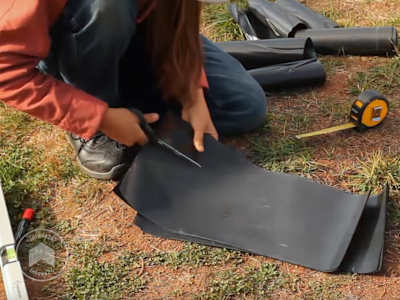 Découpe de morceaux de géomembrane pour parpaings