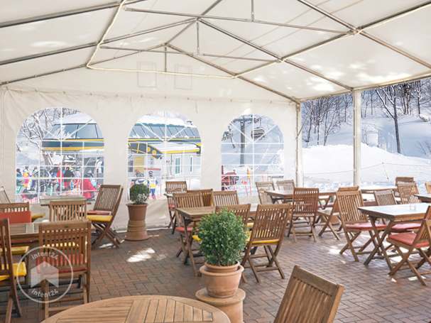 Une salle de restaurant sous la tente de réception