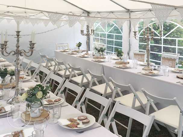 Salle de mariage sous une tente de réception