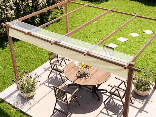 Une pergola avec toit en toile rétractable 3x4-repliee