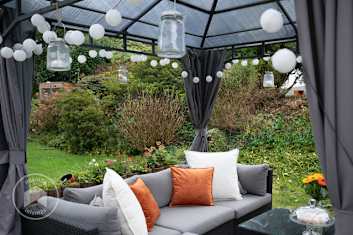 Tonnelle de jardin avec une décoration