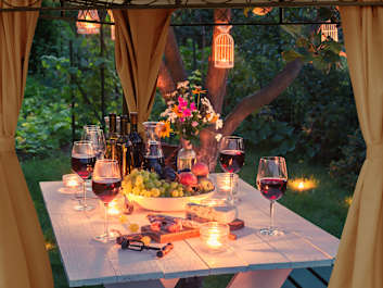 Déco romantique sous une tonnelle de jardin