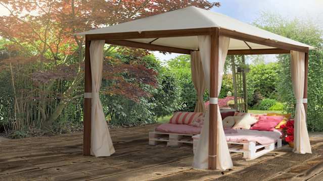 Canapé avec palettes bois sous une tonnelle de jardin
