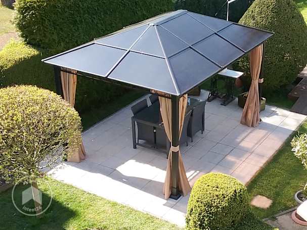 Tonnelle autoportante dans le jardin