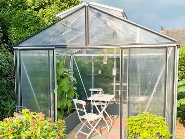 Une serre de jardin métallique solide
