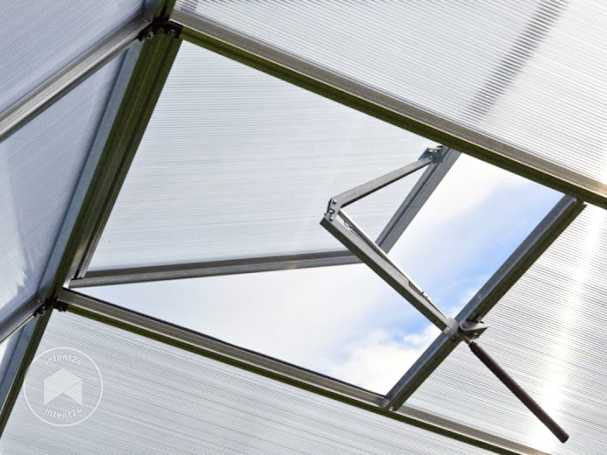 Montage de la fenêtre de toit d'une serre