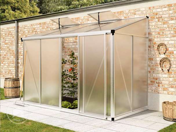 Serre de jardin adossée pour cultiver les fruits et légumes