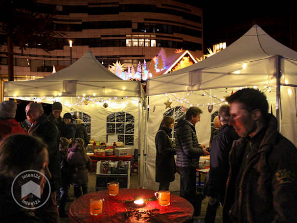 Marché de Noel avec une tente de vente