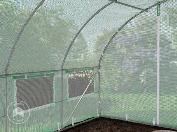 Une serre tunnel avec structure en arceaux