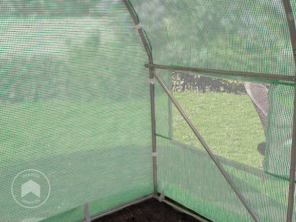 Une serre tunnel plastique avec bâche