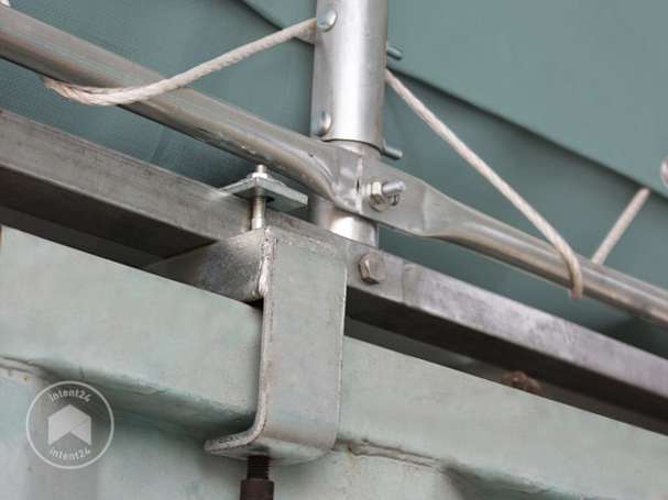 Fixation d'un abri sur container