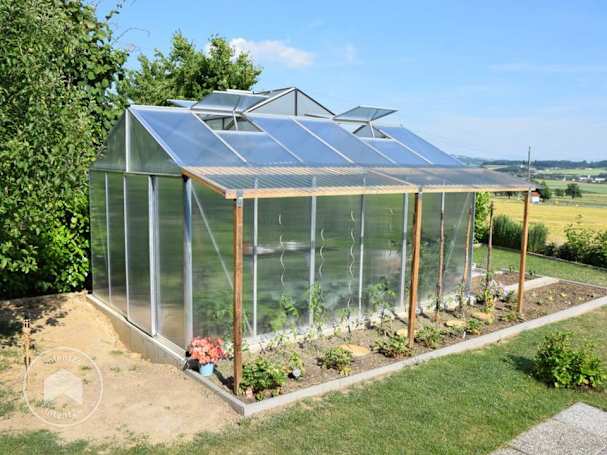 Une serre de jardin résistant au vent avec un cadre de fondation