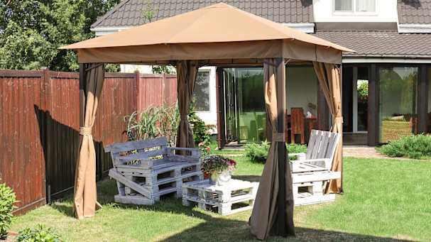 Tuinpaviljoen met tuinmeubels van pallets