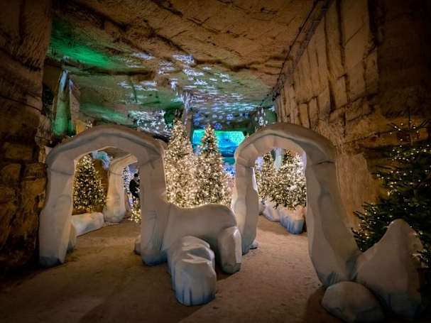 Indoor kerstmarkt grotten Valkenburg