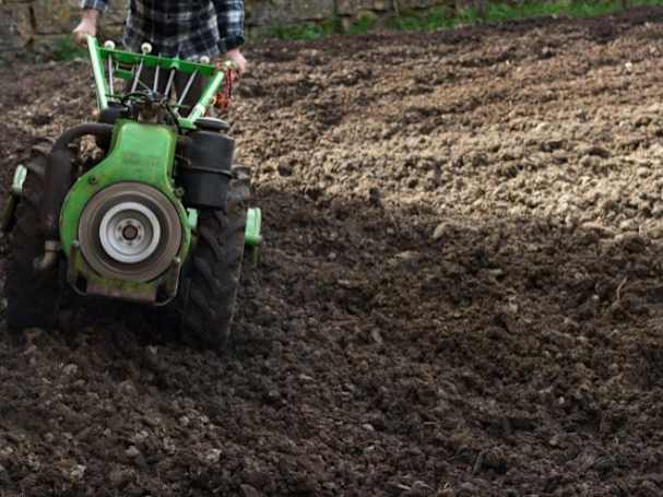 Tuin omploegen als bodemvoorbereiding