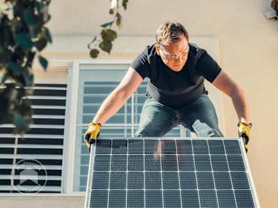 Zonnepaneel op dak installeren