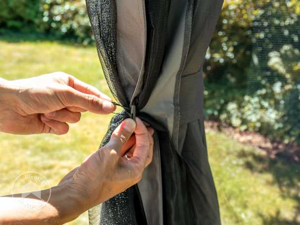 Muggennetten vastmaken aan hoekstaanders van het paviljoen