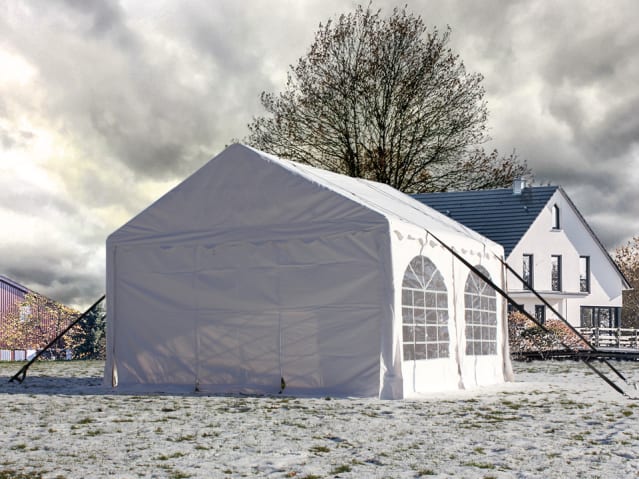 Partytent in de winter stormvast maken