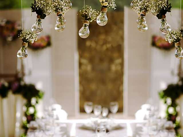 Tuinpaviljoen met gloeilampen als decoratie