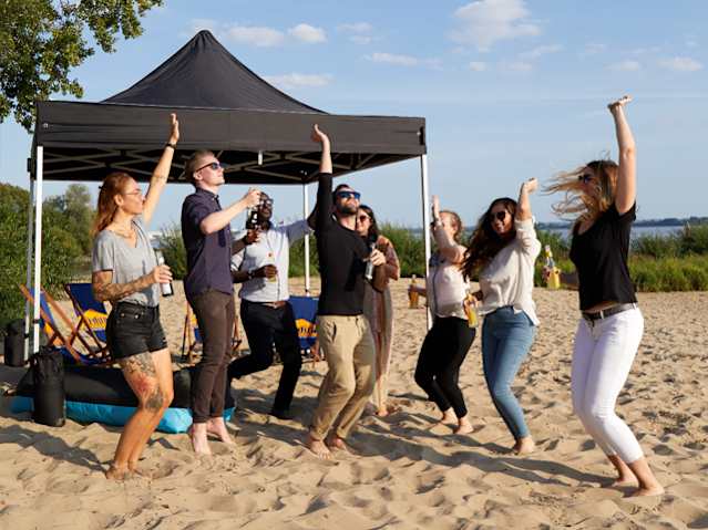 Een vouwpaviljoen in gebruik op een feest