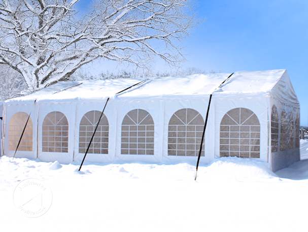 Wintervaste partytent in de sneeuw