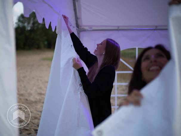 Partytent voor een tuinfeest in de regen met zijwanden